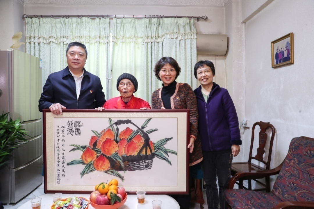 广州市公安局慰问百岁离休干部