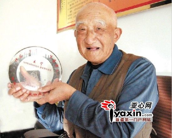 说明: 新疆奎屯九旬翁获“健康老人”美誉